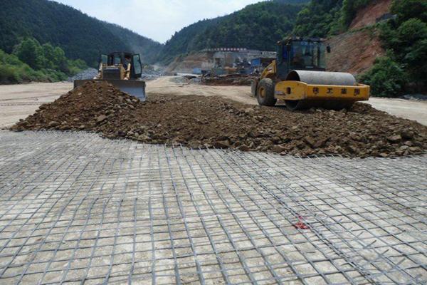路基中的土工格柵起到了什么作用