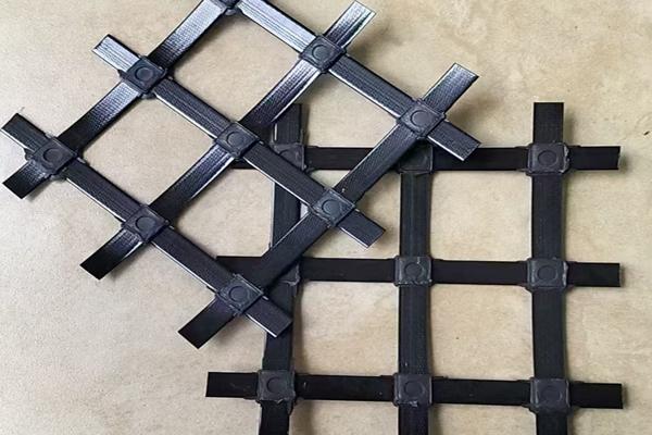高韌性聚酯紗線集束土工格柵在邊坡防護(hù)中的應(yīng)用